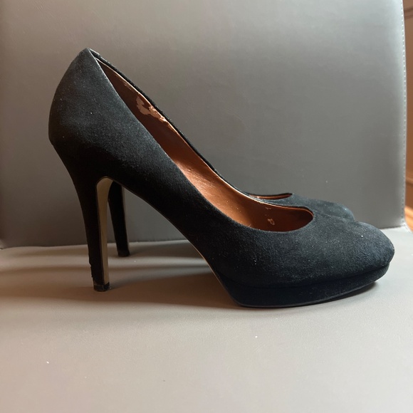 Black suede platform pumps 3 1/2  inch heel - banana republic - size 7 1/2 - Picture 2 of 5